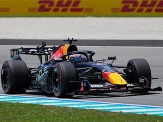 Formula 1 sa vrátila na Sepang: Obrovské rozdiely, piloti sa v prvom tréningu natrápili