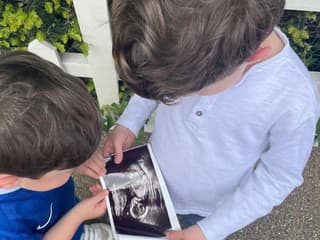 FOTO Princezná ukázala svoje tri deti: Takto bratia ľúbia mesačnú sestričku