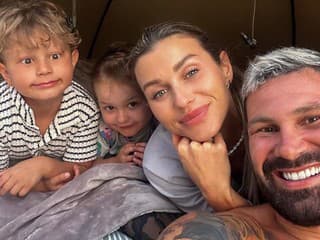 Prečo nechala muža a deti doma? Manželka Attilu Végha odletela sama do sveta!