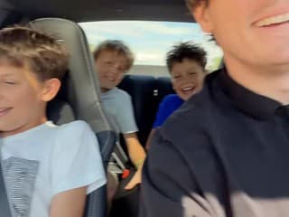 Influencer ukázal veľké srdce: Chlapcovi splnil sen! Previezol ho v luxusnom Porsche