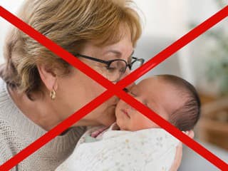 NEBOZKÁVAJTE NOVORODENCA! Jedna „nevinná“ pusinka môže priniesť vážny problém