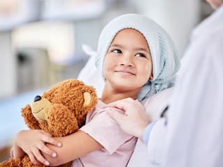 Jediný liek existoval už v roku 2021, deti ho dostanú až teraz: Verejný ochranca práv odhaľuje zlyhanie systému!