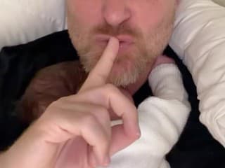 Hudobník šokoval: Ukázal tehotnú polovičku… Čože? Veď ona už aj porodila!