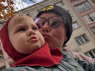Herečka si natočila video, ako dojčí v kostole: Miluje tie pobúrené pohľady!