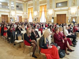 Kým otcom príjem neklesá, mamy strácajú: Tieto čísla vás prinútia zamyslieť sa