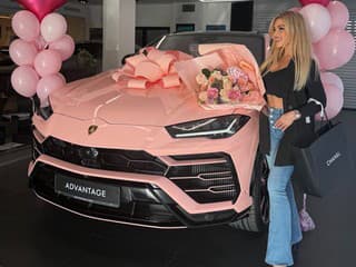 Influencerka šokuje: Po ružovom Lamborghini dopriala luxus aj synovi!