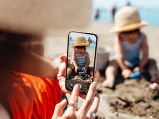 Detstvo vo verejnej galérii: Čo riskujeme, keď zdieľame fotografie svojich detí?