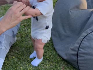 Hazarduje so zdravím synčeka? Z videa Enrique Iglesiasa naskakuje husia koža!