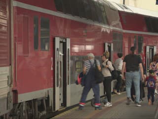Niekde do vlaku nastúpite len z opačnej strany. Na železnici na Slovensku platia nezvyčajné obmedzenia