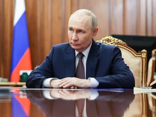 Putin priznal problémy s palivami po ukrajinských útokoch na rafinérie. Niektoré čerpacie stanice zavádzajú limit