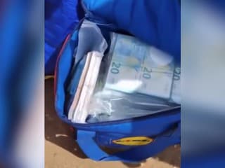VIDEO: Dovolenkári na Sicílii lovili z mora balíky plné peňazí. Dlho sa z nich však netešili