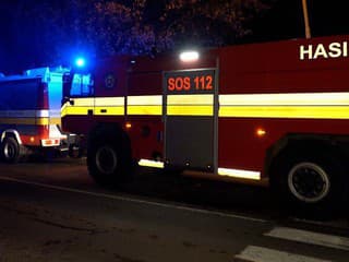 Nočný požiar v centre Žiliny: Plamene sa rozšírili medzi garážami, jeden človek skončil v nemocnici