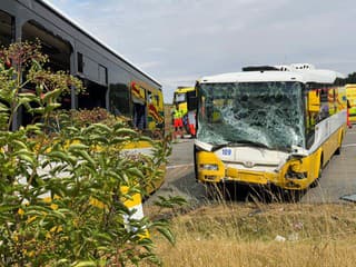 Vážna nehoda u susedov. Čelná zrážka dvoch autobusov si vyžiadala desiatky zranených