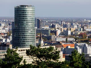 Tvrdí, že má platné oprávnenie. NBS upozorňuje, že na Slovensku tieto služby poskytovať nesmie