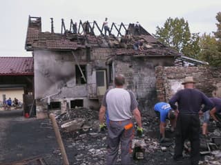 Plamene zorali jednej rodine úplne všetko. Na pomoc im prišli ľudia z dediny aj z okolia