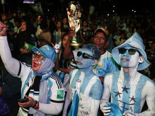 Práve točil video, vravel, že nikdy neprestal veriť. Fanúšika Argentíny zabil kameň, zadržali len 20-ročného muža