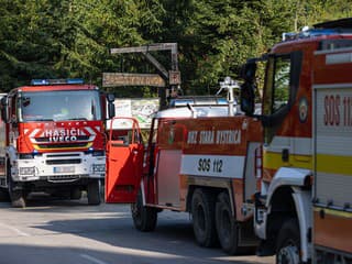Veľký požiar v okrese Trnava. V areáli družstva zasahujú hasiči