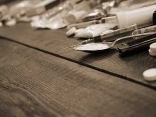 Na smrteľné predávkovanie stačí mikroskopické množstvo. Európu straší nová droga, silnejšia než fentanyl