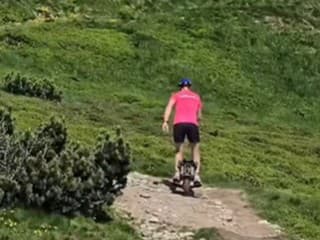 VIDEO: „Tomu už naozaj preskočilo.“ Muž sa v Tatrách pohyboval na neobvyklom dopravnom prostriedku