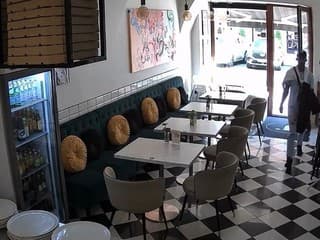 VIDEO: Ani sa nesnažil skrývať. Muž nakráčal do košickej pizzerie a odišiel s peniazmi