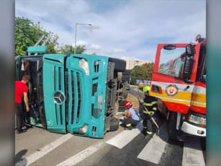 Pri kruhovom objazde v Michalovciach sa prevrátil kamión. Jedna osoba sa zranila