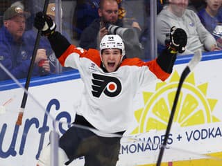 Philadelphiu potiahol nováčik prvými gólmi v kariére. Brady Tkachuk pri návrate do Ottawy skóroval