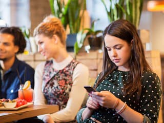 Mobily pri stole majú stopku. Reštaurácie zavádzajú nezvyčajné pravidlo pre rodiny s deťmi