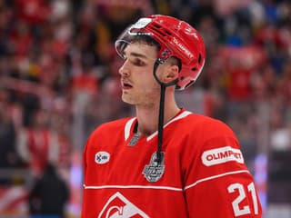 Veľký zvrat v známej kauze. Adam Ružička ostáva v KHL, no mení klub