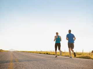 Pri bolesti nemusíte cvičiť tvrdo. Vedci zistili, že lepšie môže fungovať pravý opak