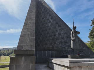 Krádež nosiča večného ohňa. Z ikonického pamätníka na Dukle zmizol špeciálny bronzový podstavec