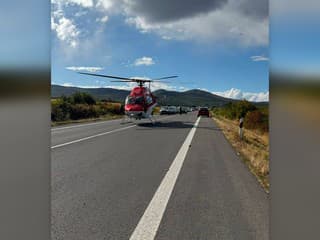 Vážna nehoda na východe Slovenska. Auto zrazilo dieťa, privolali vrtuľník