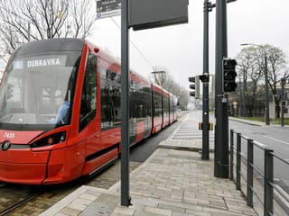 Lacnejšími vlakmi sa to skončiť nemusí. Možno ušetríme aj za jazdu autobusom a MHD