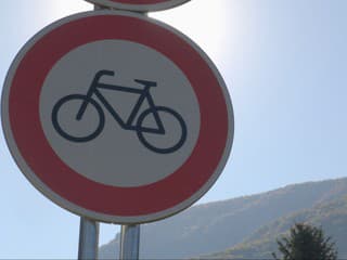 Bicykel si musia zbaliť do auta a prejsť do vedľajšej obce. Jazda na vynovenej ceste by bola nebezpečná