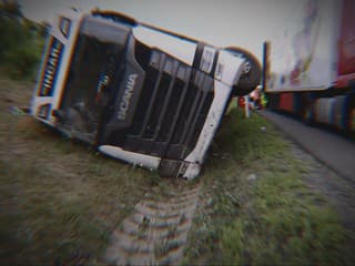 Po nehode zostala kabína prázdna. Vodiča našli pod prevráteným kamiónom až hodiny po tragédii