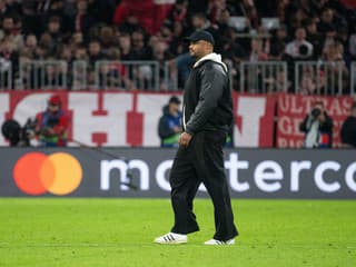 Kompanyho prepustili do domácej liečby. Športový riaditeľ Bayernu informoval o zdravotnom stave trénera