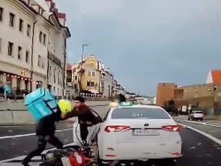 VIDEO: Pästný súboj v centre Bratislavy. Na frekventovanej ceste sa do seba pustili kuriéri