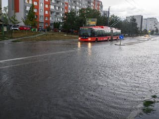VIDEO: V Bratislave po búrke kolabuje doprava: Zaplavené úseky, popadané stromy aj strecha na ceste