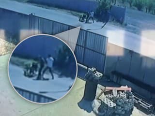 VIDEO: Surový útok v Trebišove. Mladík (16) zozadu kopol seniorku (69) a okradol ju, pred sebou tlačila invalidný vozík
