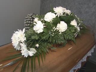 Pochovali bábätko, z ktorého vraždy vinia štyroch Slovákov. Obvinená matka chcela pohreb sledovať z väzenia