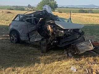 FOTO: Vážna nehoda na križovatke pri Hlohovci. Jedno z áut skončilo na šrot