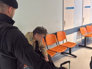 FOTO: Brutálny útok v bratislavskej nemocnici. Po napadnutí zdravotníkov útočníka spacifikovala polícia