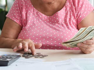 Žena si všimla, že dostáva menej peňazí, než by mala. Teraz musí štát doplatiť až 135 miliónov eur