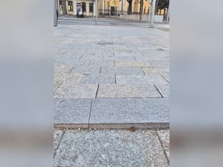 Seniorka (85) zakopla o obrubník a roztrhla si peru. Mesto problém v chodníku nevidí
