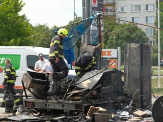 FOTO: Zo stánku s langošmi zostali len trosky. V jednom momente všetci vedeli, že majú utekať