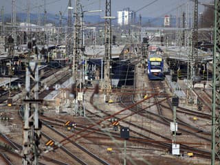Séria sabotážnych útokov v Nemecku: Výbuch v Augsburgu ochromil vlakovú dopravu, terčom mala byť aj elektrická sieť