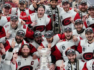 Víťaz Stanley Cupu spravil nevídaný krok. Ako núdzového brankára zapísal výstrojového manažéra