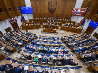 Parlament má dvoch nových poslancov. V laviciach nahradili Radačovského a Kmeca