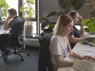 Dobrý deň alebo ahoj? Niekde sa tyká od riaditeľa po stážistu, inde vykajú aj vlastným rodičom