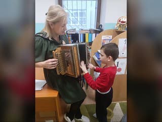 Našla netradičný spôsob, ako pomáhať deťom s postihnutím. Tie, ktoré nekomunikovali, začínajú vydávať zvuky