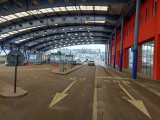 Útek z Ukrajiny na Slovensko za 8 500 dolárov. Vojaka a komplica zadržali pri preberaní peňazí
